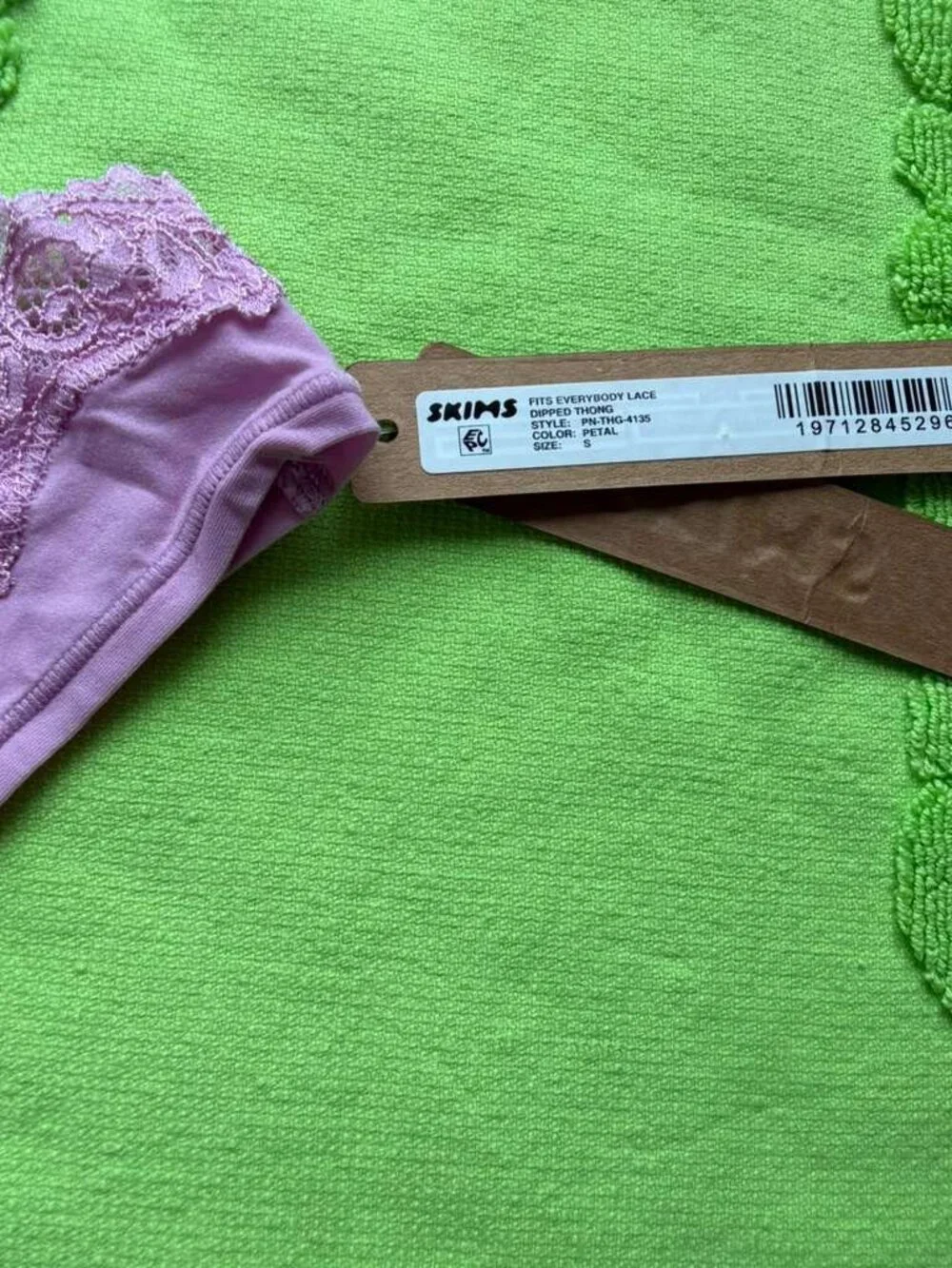🌸 ✨ NWT SKIMS Fits Everybody Lace Trim Dipped Thong - Petal S 🎀 💫